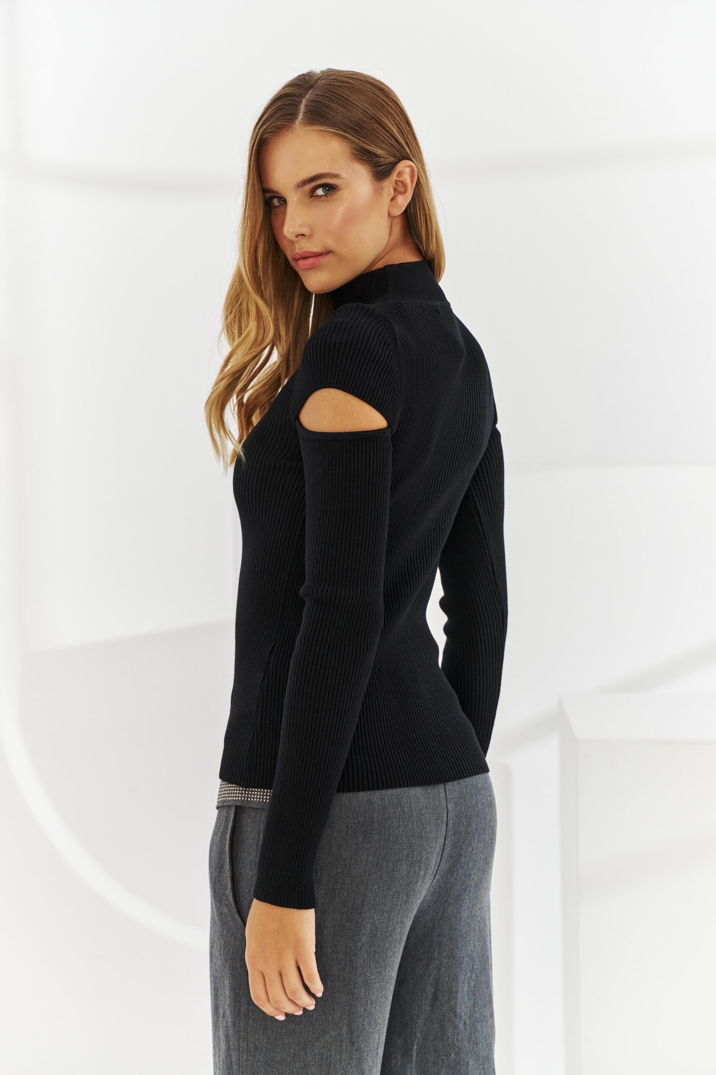 Sweter z wycięciami Manx Czarny