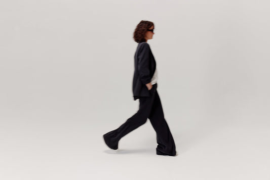 Letnia stylizacja do pracy – kobieta w eleganckiej bluzce z naturalnej tkaniny ANATAKA